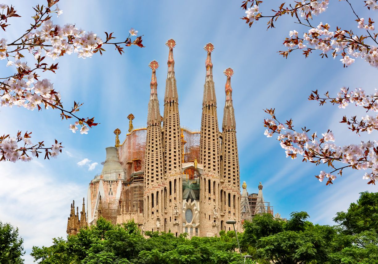 Catedral de la Sagrada Familia en primavera, Barcelona, España