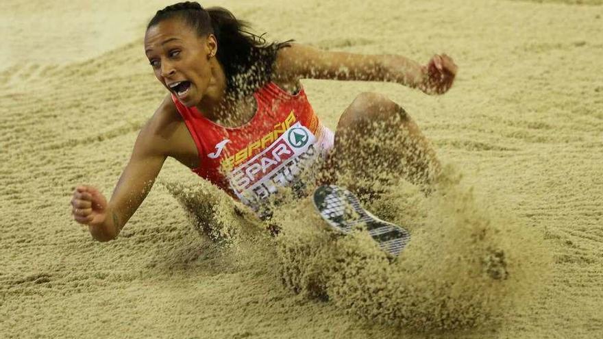 Ana Peleteiro, en el momento de caer en la arena tras realizar el salto que le dio el oro en la final del Campeonato de Europa.