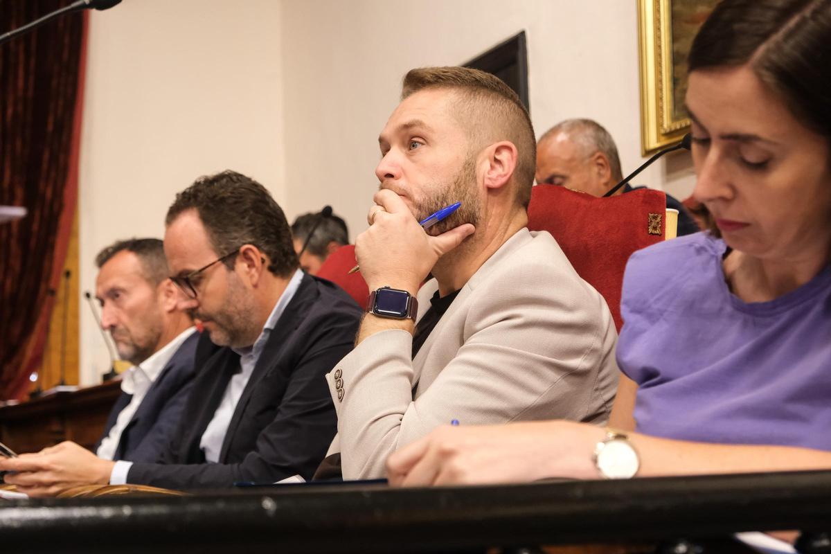 La bancada de la oposición, en el pleno ordinario del pasado lunes.