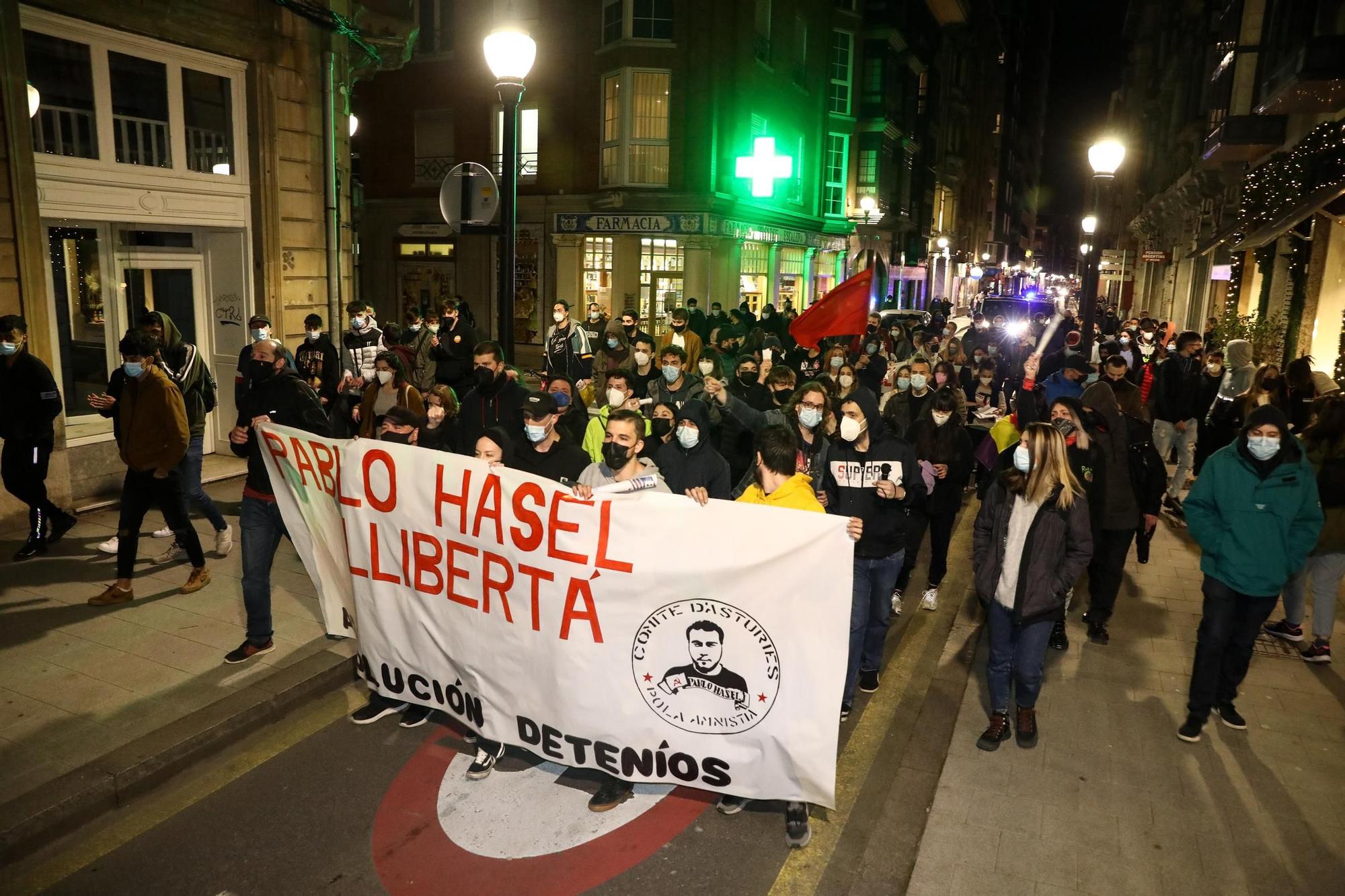 Tensa manifestación a favor de Pablo Hasél en Gijón