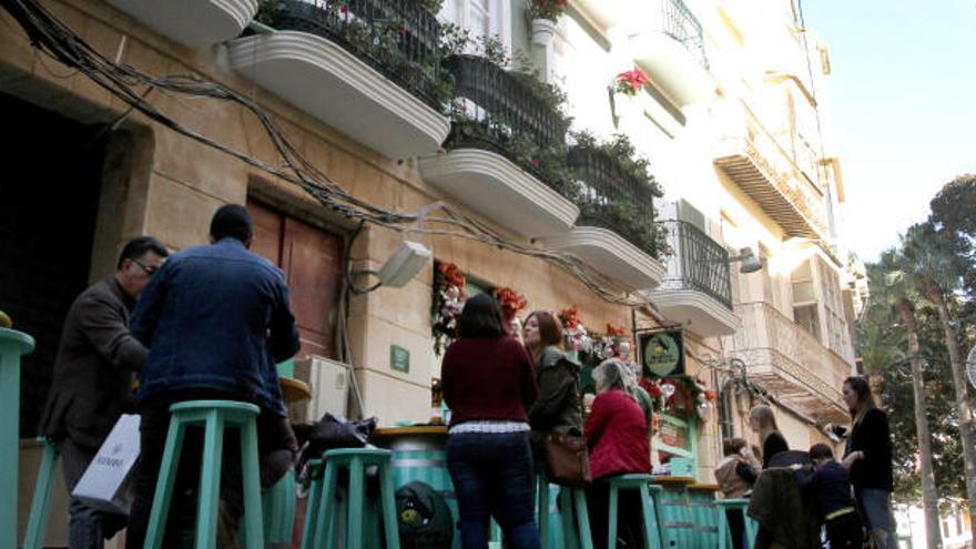 El primero de los hoteles con encanto abrirá en el edificio de la calle Honda donde el empresario acaba de inaugurar su nueva bodega.