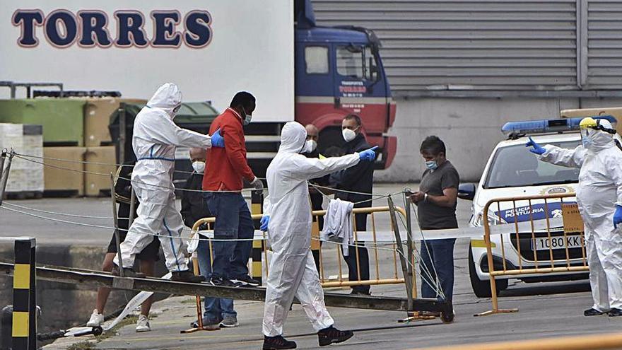 Los sanitarios bajan a un tripulante para su evacuación.   | // P.H.