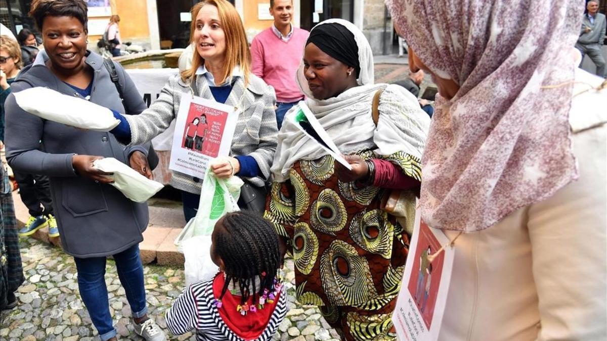 Varios inmigrantes participan en una protesta contra las medidas discriminatorias en la localidad italiana de Lodi.