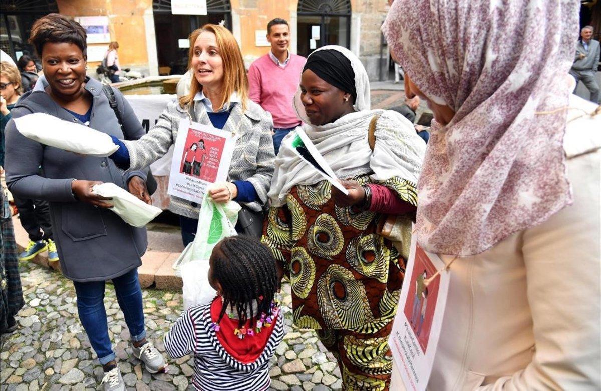  Varios inmigrantes participan en una protesta contra las medidas discriminatorias en la localidad italiana de Lodi. 