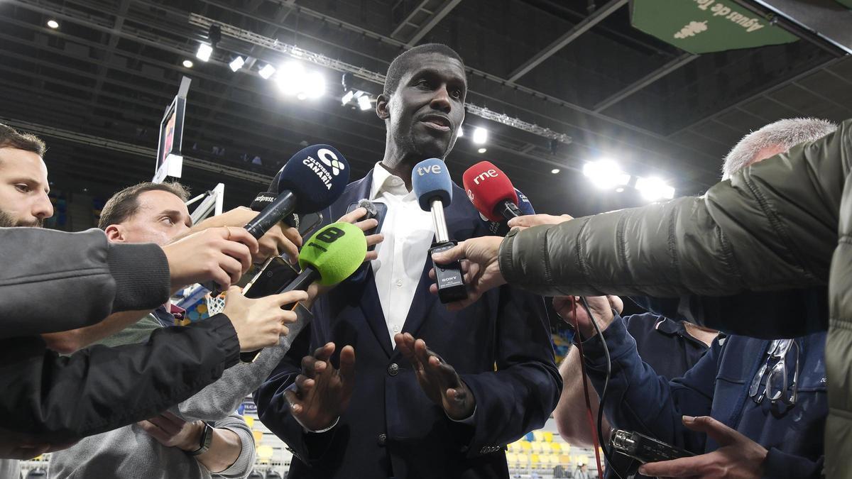 Sitapha Savané durante la atención de medios del presidente del Granca en la pista central del Arena.