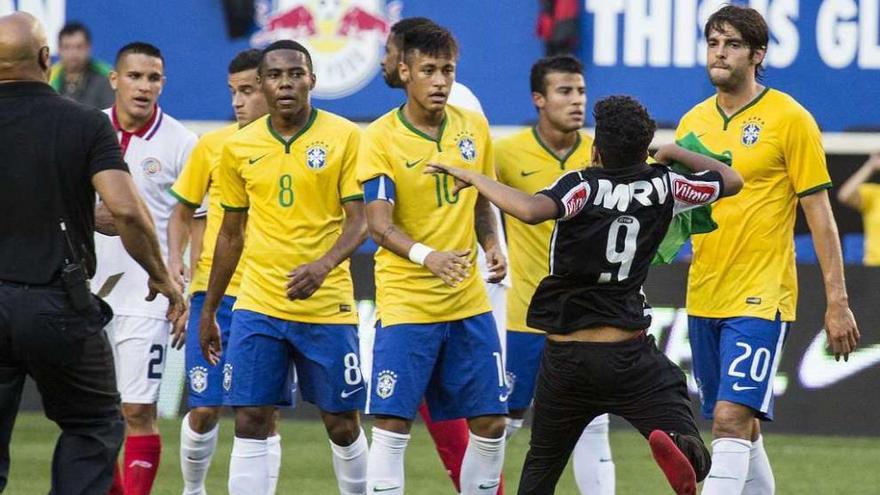 El excéltico Rafinha (2º derecha), entre Neymar y Kaká, al término del partido ante Costa Rica. // Efe