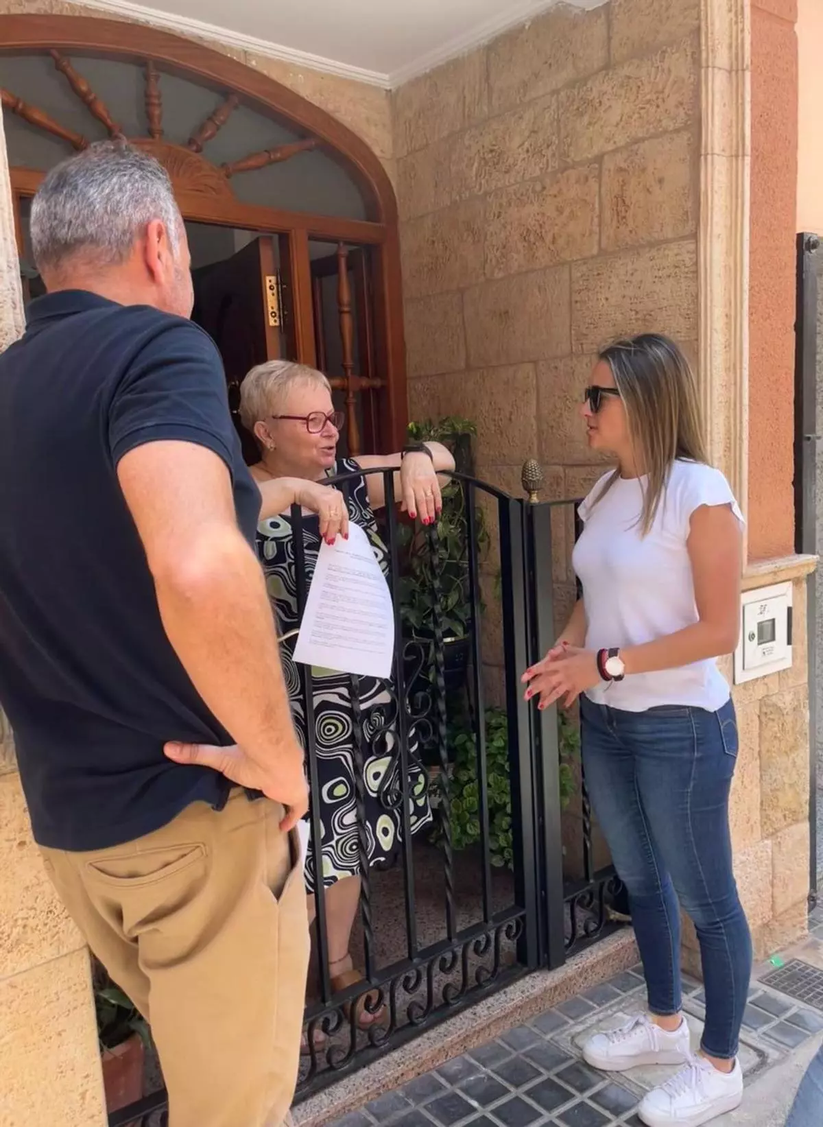 La alcaldesa de la Vall informa a los vecinos casa por casa sobre las obras del Camí de l’Aigua
