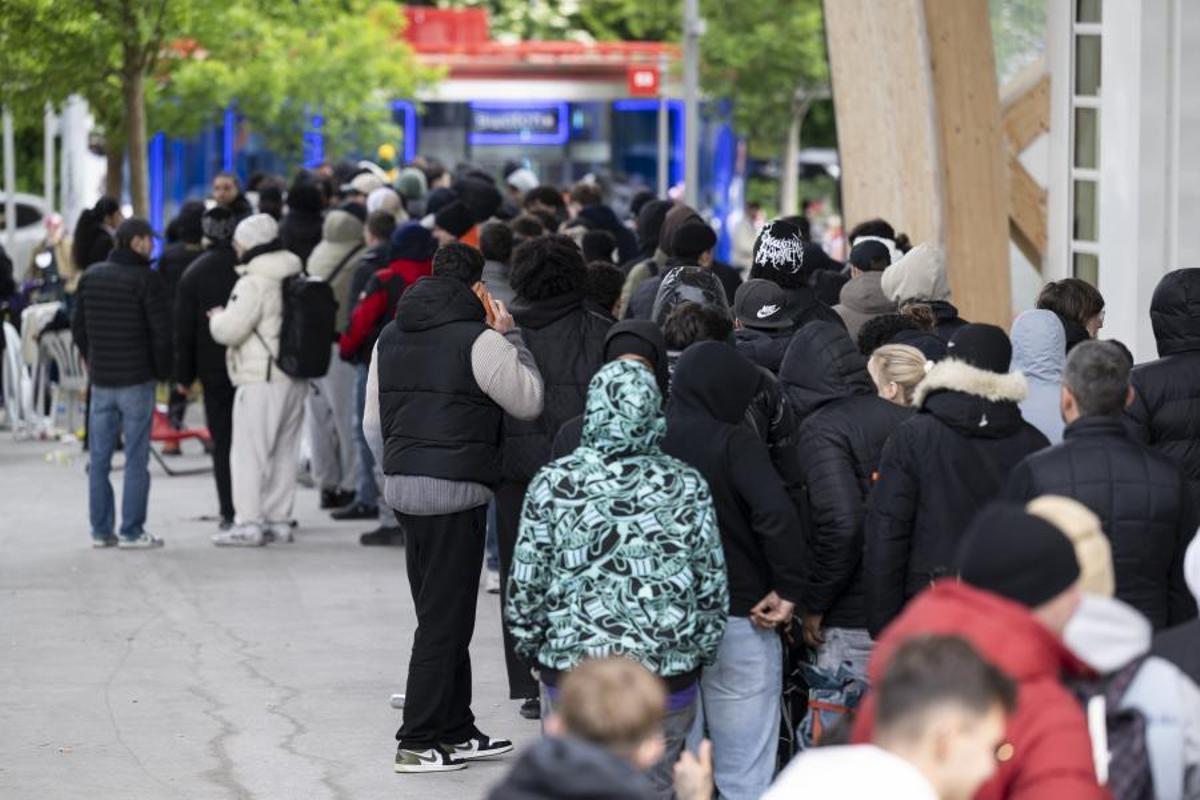 Personas esperan a que abra la tienda para comprar el nuevo reloj Royal Pop de Swatch y Audemars Piguet frente al Swatch Drive-Thru Store, junto a la sede de Swatch, en Biel/Bienne, Suiza.