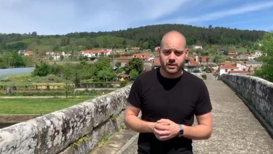 Vitor García, co ‘Monte dos franceses’ ao fondo.