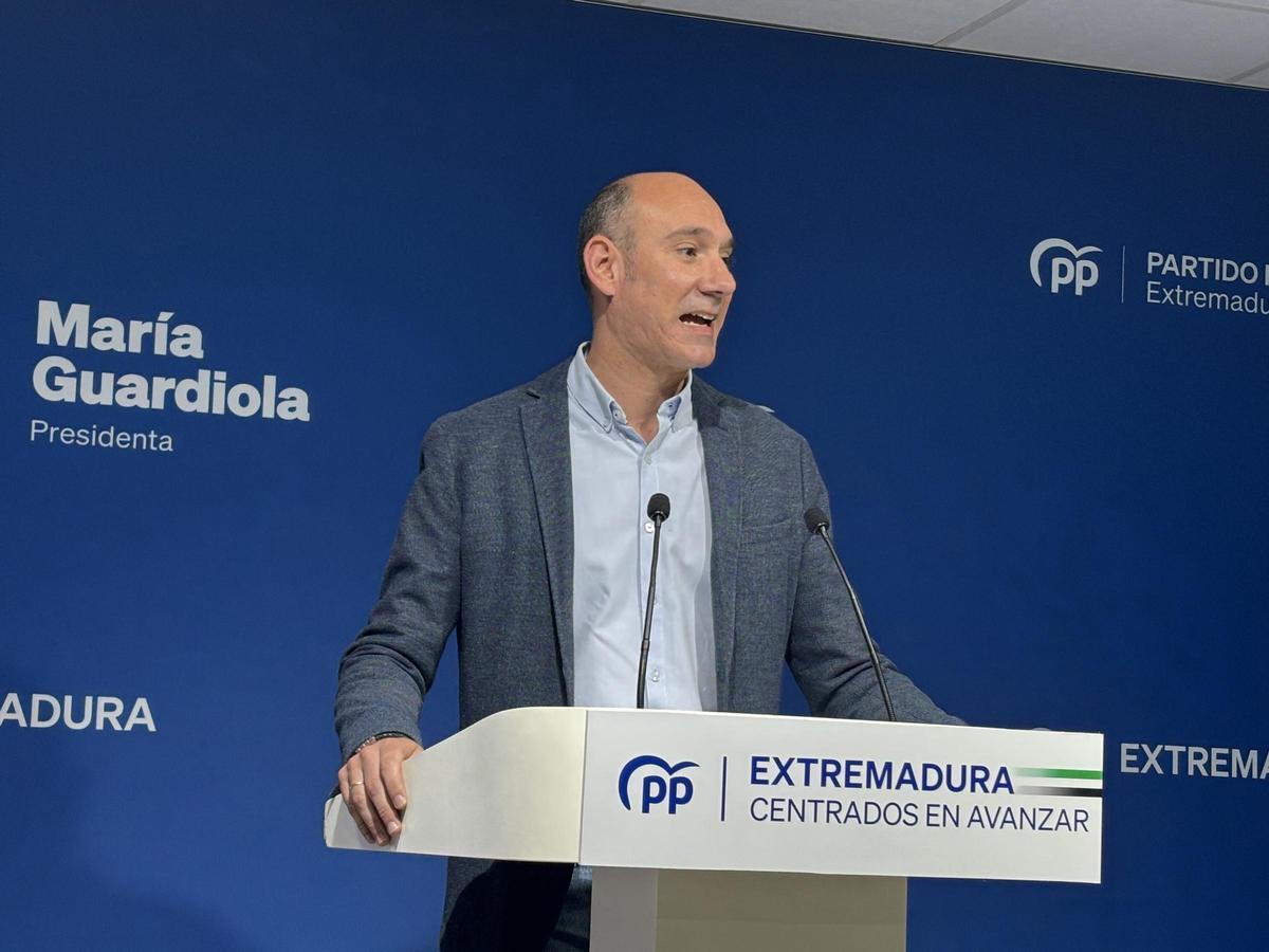 El portavoz del PP de Extremadura, José Ángel Sánchez Juliá, en rueda de prensa