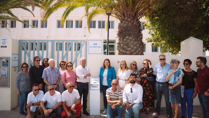 Una placa para recordar a la maestra Mercedes Medina en el colegio que llevó su nombre