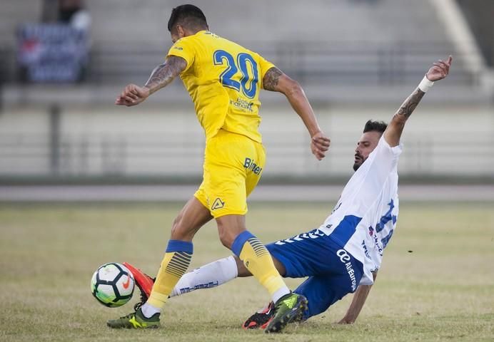 02/08/2017.DEPORTES.Partido de ida de la Copa Mahou entre el CD Tenerife y la UD Las Palmas..Fotos: Carsten W. Lauritsen