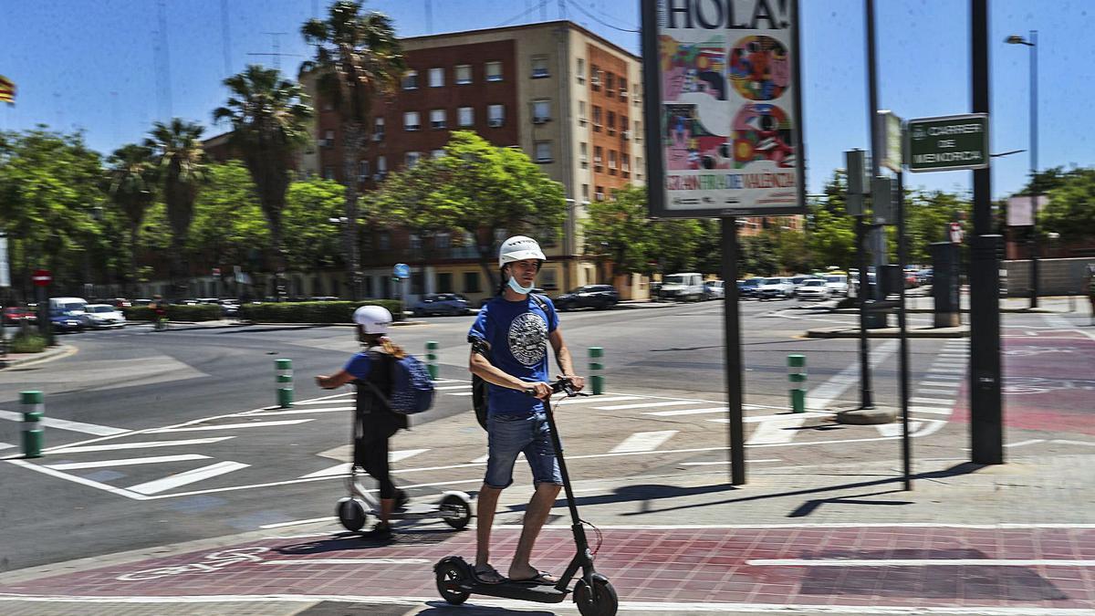 Dos usuarios de patinetes eléctricos en València.  | F. CALABUIG