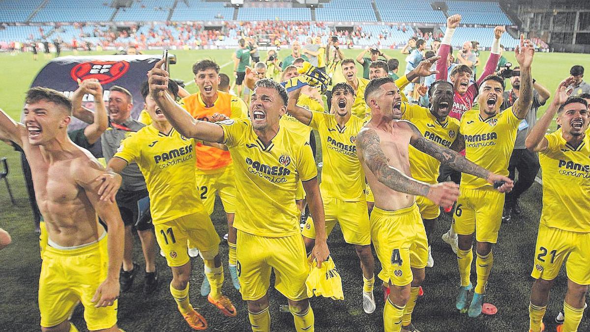 Los jugadores del Villarreal B celebran el ascenso a LaLiga SmartBank sobre el mismo césped del estadio Balaídos.