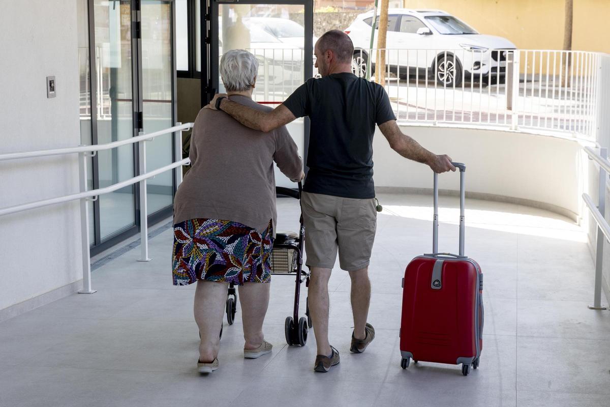 Así ha sido el traslado de los usuarios a la nueva residencia la  Beneficencia de Ontinyent