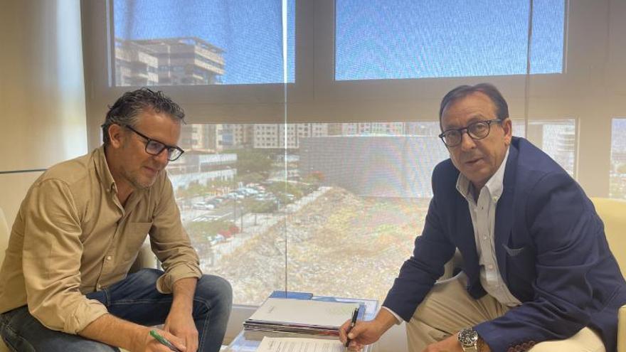 Wenceslao Martínez (izquierda) y José Manuel Garrido, en la firma. | | LP/DLP