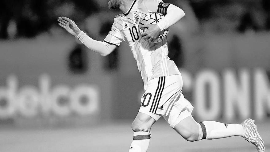 Messi corre con el balón tras marcar el primer gol en Ecuador.