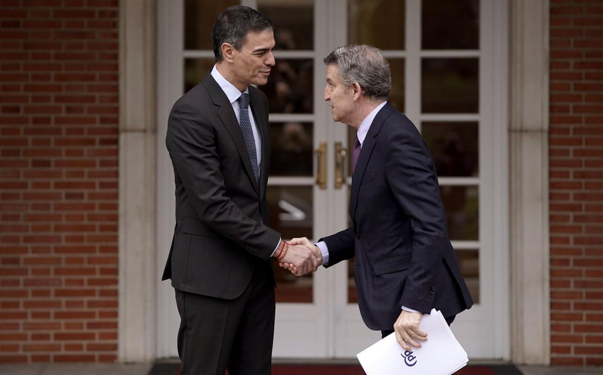 Pedro Sánchez y Alberto Núñez Feijóo, en el Palacio de la Moncloa.