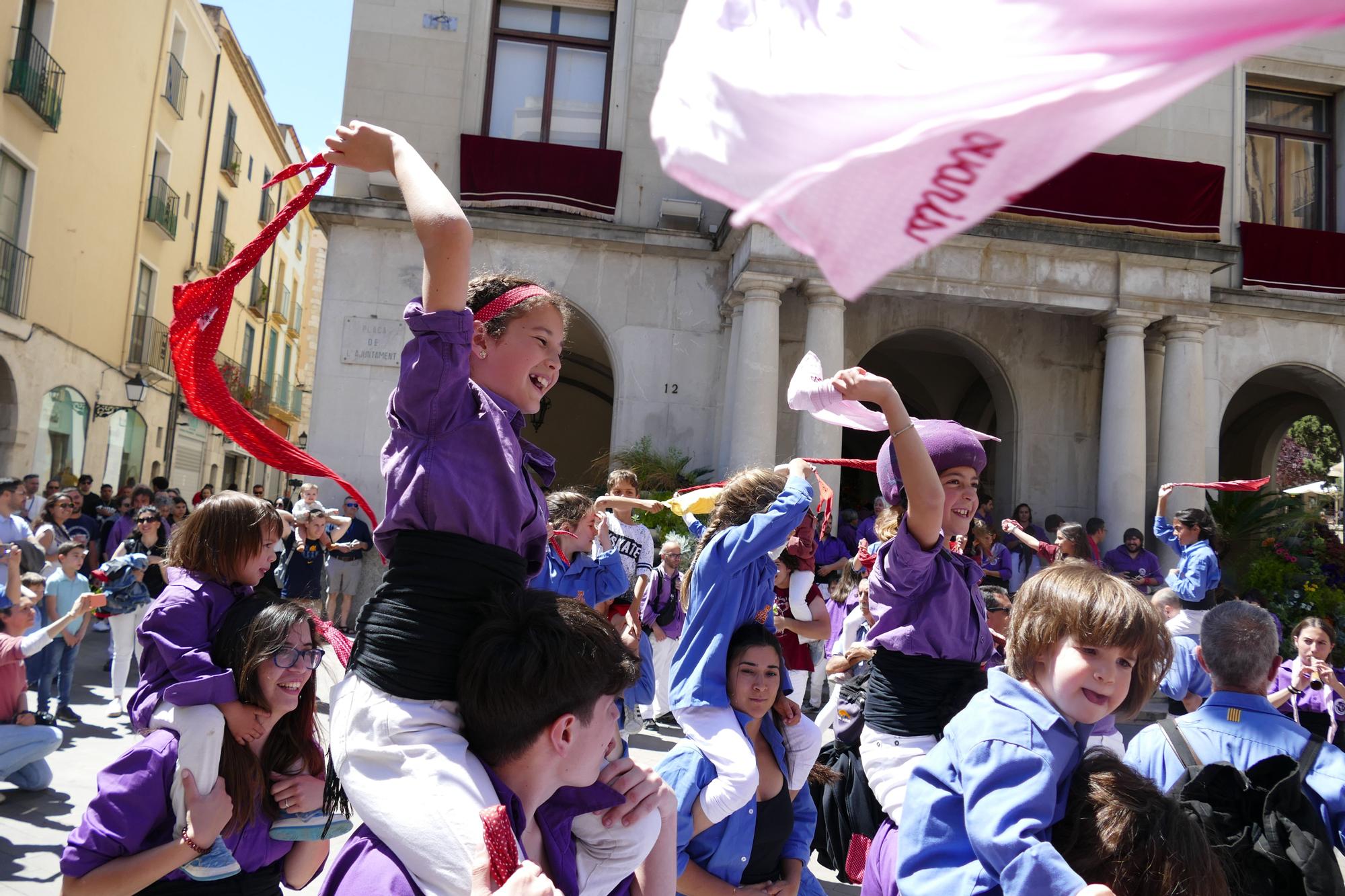 La plaça es tenyeix de colors amb la Diada Castellera de Santa Creu