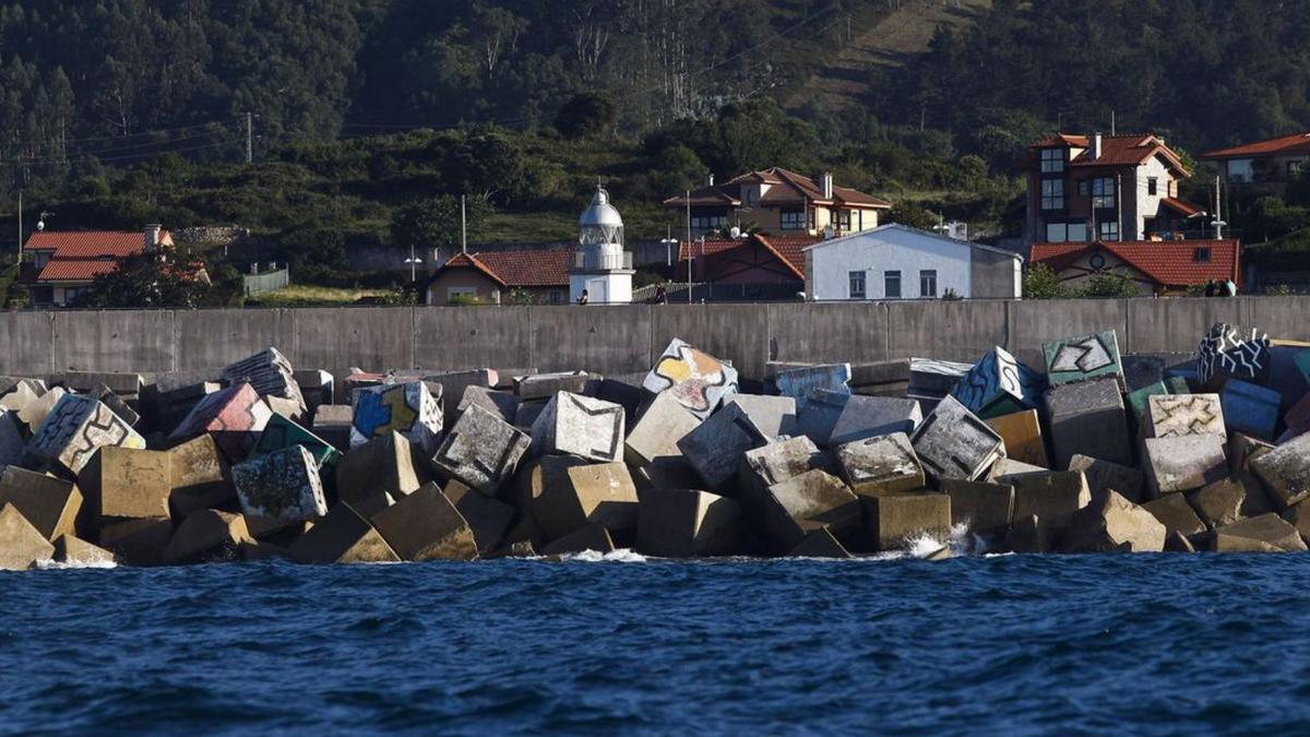 Llanes mima los Cubos de la memoria y el Paseo de San Pedro | LNE