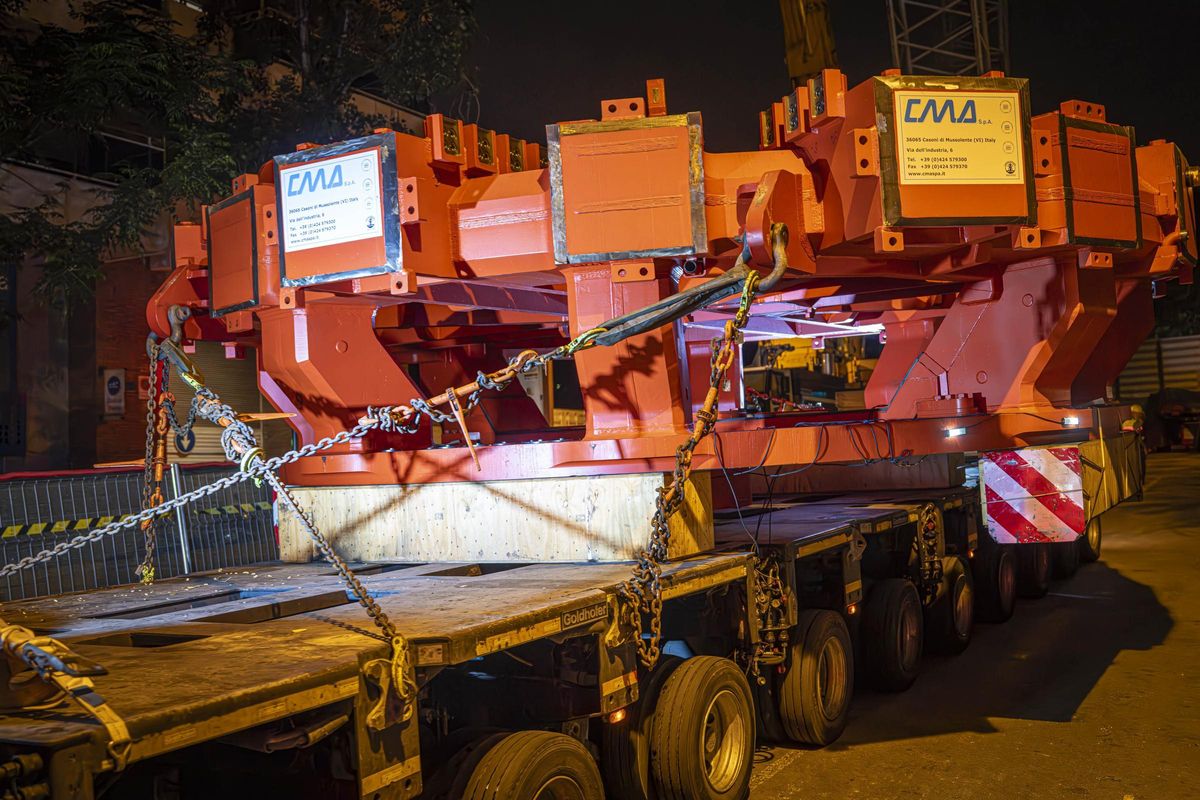 Viaje nocturno del cabezal de la L9: la pieza clave para retomar las obras del metro
