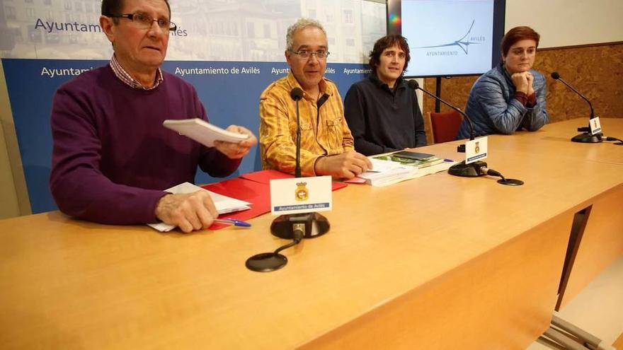 Alejandro Cueli, Agustín Sánchez, Primitivo Abella y Carmen Soberón, en la sala municipal de prensa.