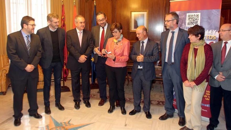 El consejero Andrés Carrillo entregó ayer en la Asamblea el Proyecto de Ley de Presupuestos.