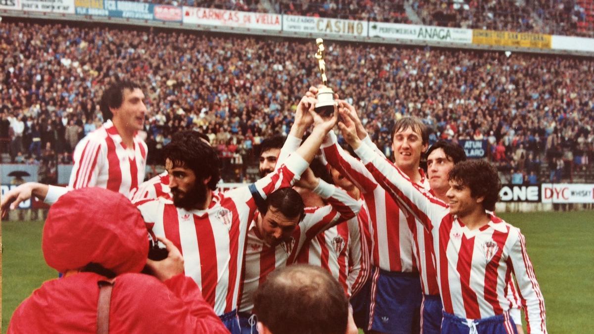 Jugadores del Sporting levantan el premio “Oscar” de &quot;Volver a empezar&quot; antes del inicio de un partido ante el Atlético, en un partido disputado en 1983 en El Molinón.