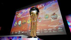 Sitapha Savané, junto a Luis Arbalejo. Abajo, el codiciado trofeo. 15/01/2024 Sorteo de emparejamientos de la Copa del Rey de baloncesto 2024. DEPORTES ACB. BALONCESTO . SORTEO DE LA COPA DEL REY . ACB