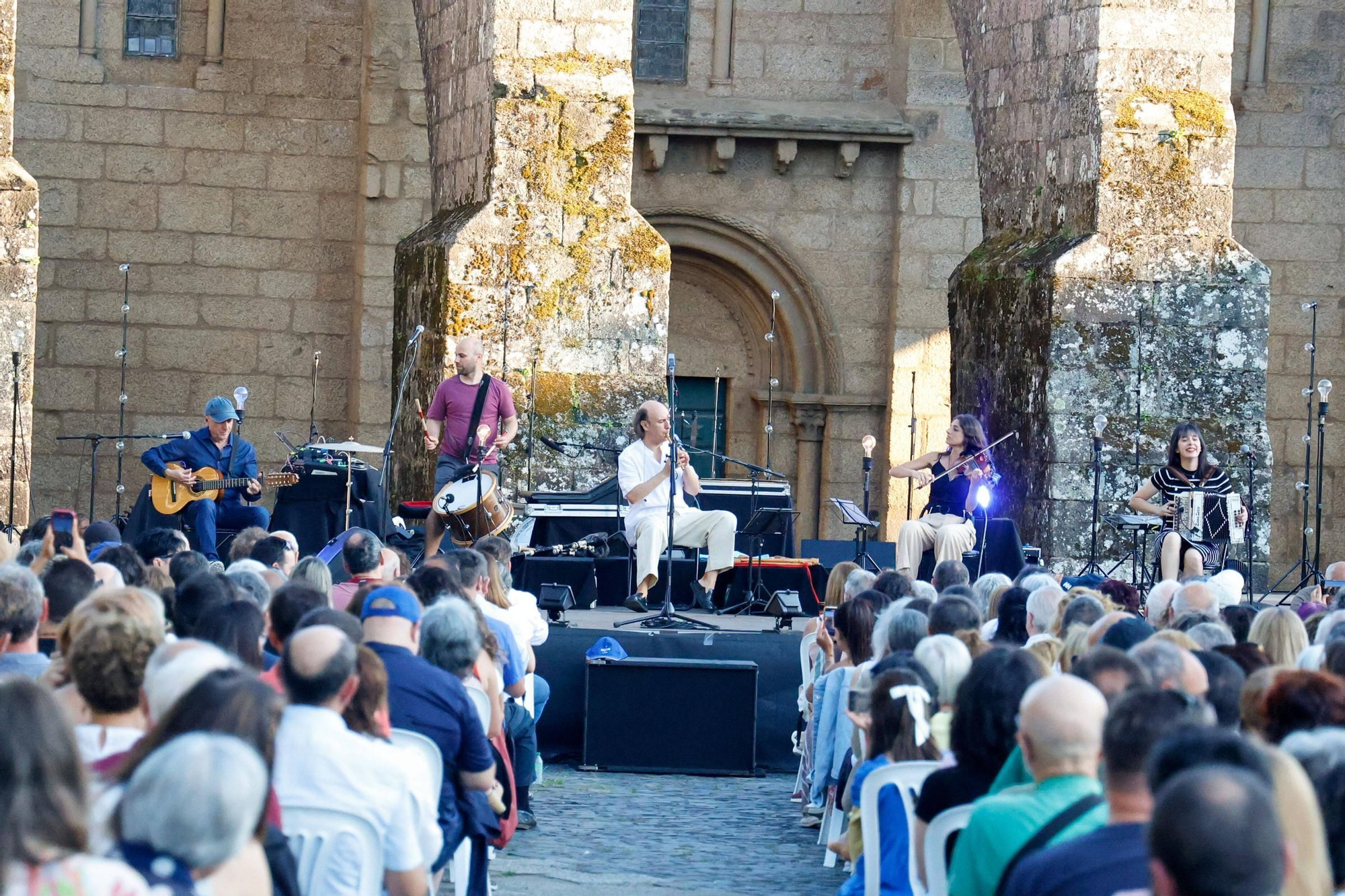 Carlos Núñez pechou o festival Folk na Beira do Sar cun concerto máxico na Colexiata