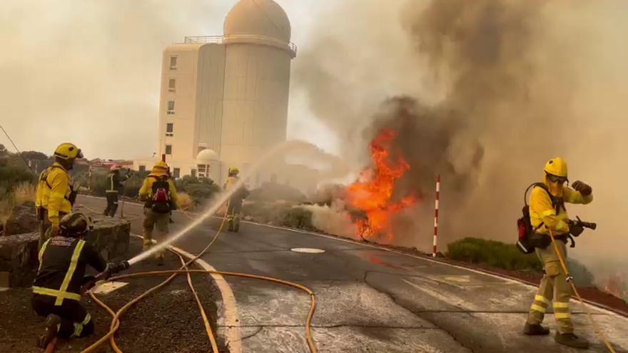 Los bomberos salvan el Observatorio del Teide de ser calcinado por las llamas en el Incendio de Tenerife