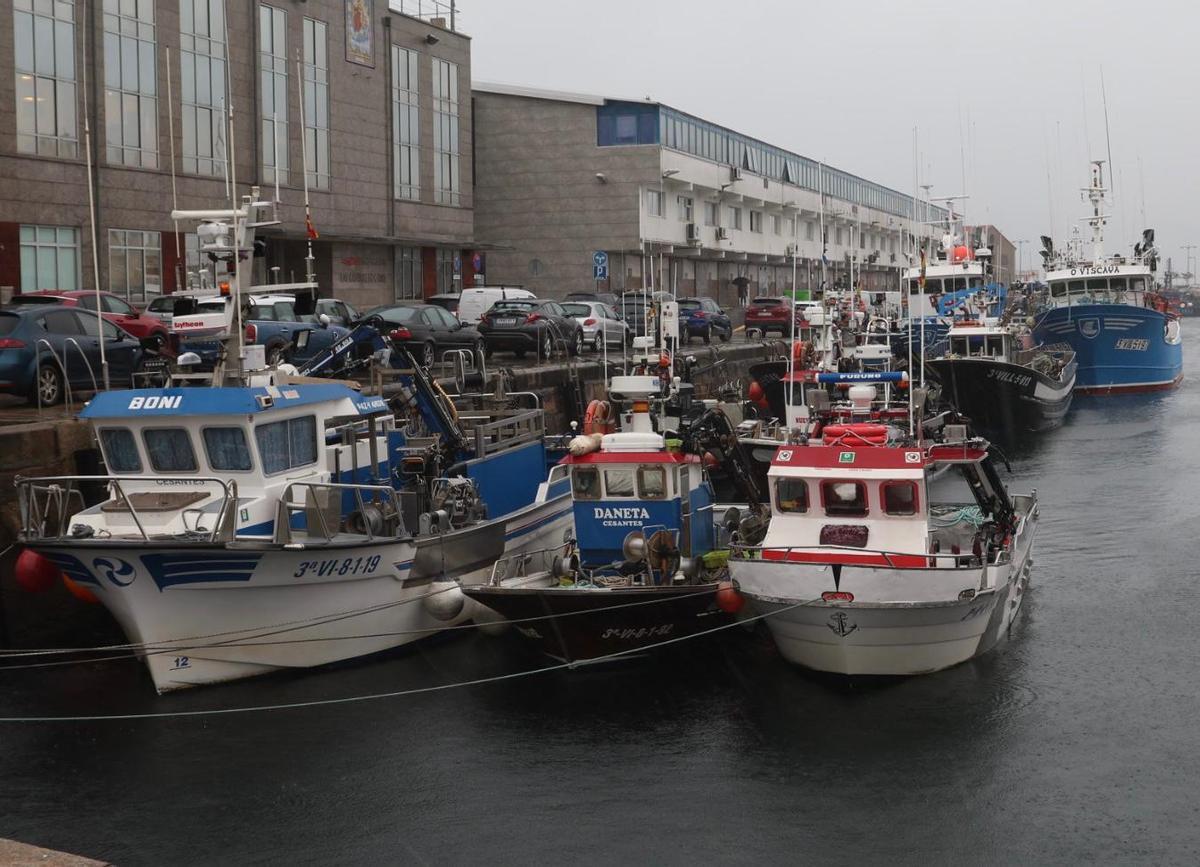 Flota amarrada en el puerto de Vigo por el temporal.