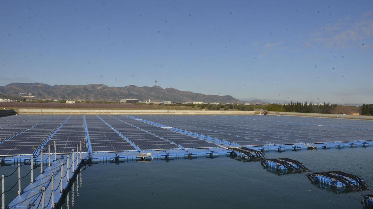 La balsa de riego por goteo de Moncofa cuenta con 850 placas solares que permiten reducir el consumo eléctrico.