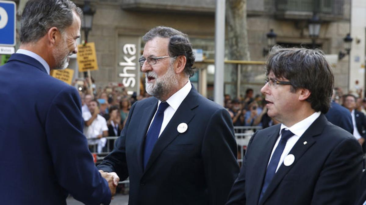 El Rei saluda representants de seguretat i emergències que formen la primera fila de la marxa