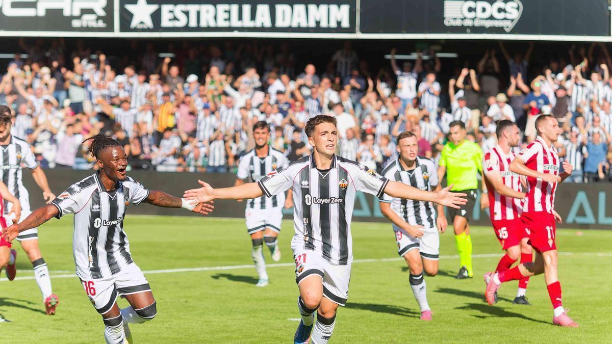 Cala celebra junto a Cipenga uno de los goles albinegros en la victoria del Castellón contra el Sporting en la primera vuelta (3-1).