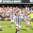 Cala celebra junto a Cipenga uno de los goles albinegros en la victoria del Castellón contra el Sporting en la primera vuelta (3-1).