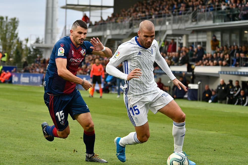 El partido entre el Huesca y el Real Oviedo, en imágenes