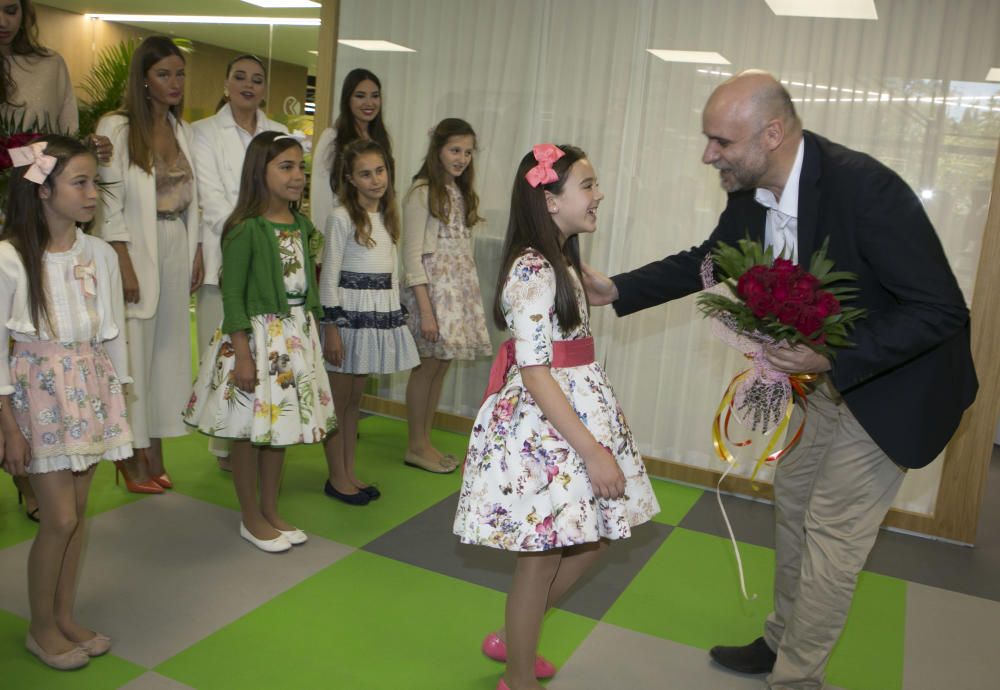 Tomás Mayoral, director de INFORMACIÓN, saluda a la Bellea Infantil