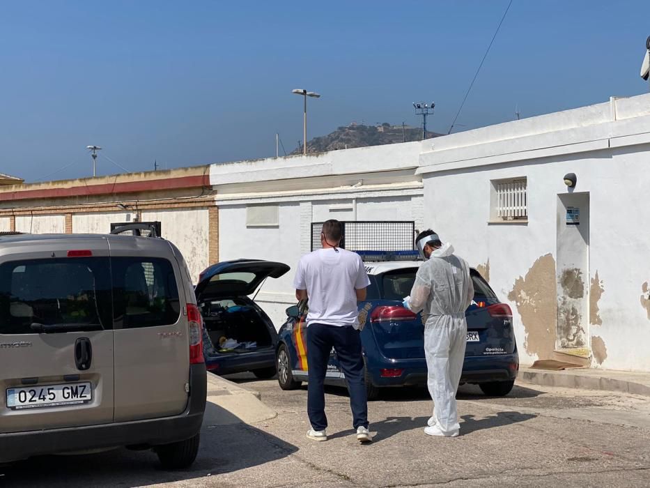 Migrantes y agentes, en el Puerto de Cartagena