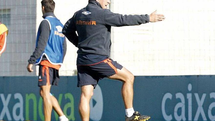 El técnico céltico, Pepe Murcia, da instrucciones a sus jugadores durante el entrenamiento matinal de ayer en A Madroa