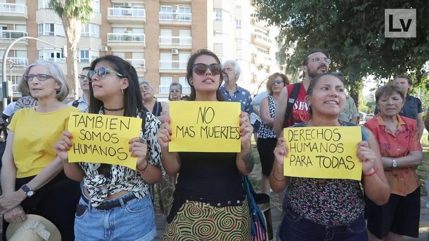 Una concentración en el CIE de València protesta por la muerte de un interno