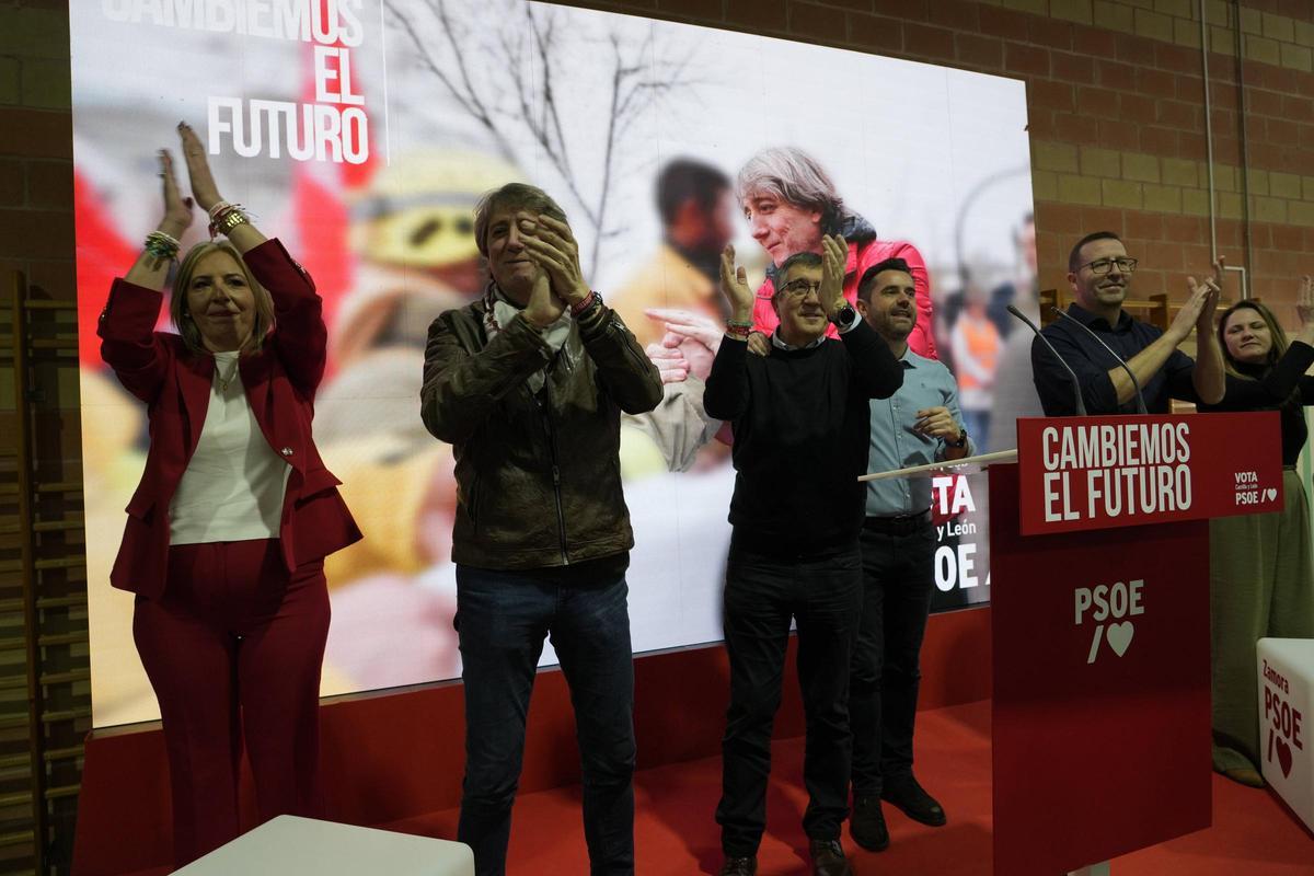 De izquierda a derecha, Patricia Martín, Carlos Martínez, Patxi López, Antidio Fagúndez, Iñaki Gómez y MaríaVelasco aplauden a los asistentes a la comida-mitin del PSOE de Zamora.