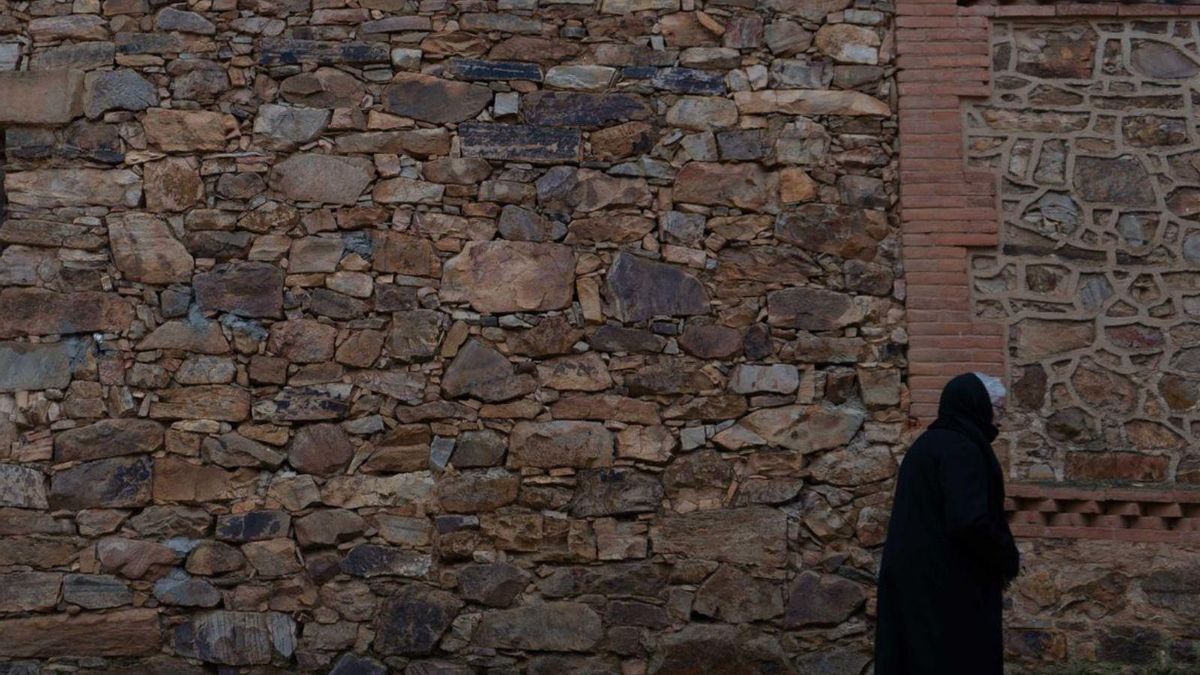 Una mujer camina en un pueblo de la provincia.