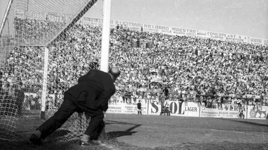 Joaquín Vidal, delegado del Elche, trata de convencer al meta del Oviedo Lombardía para que se deje marcar un gol.