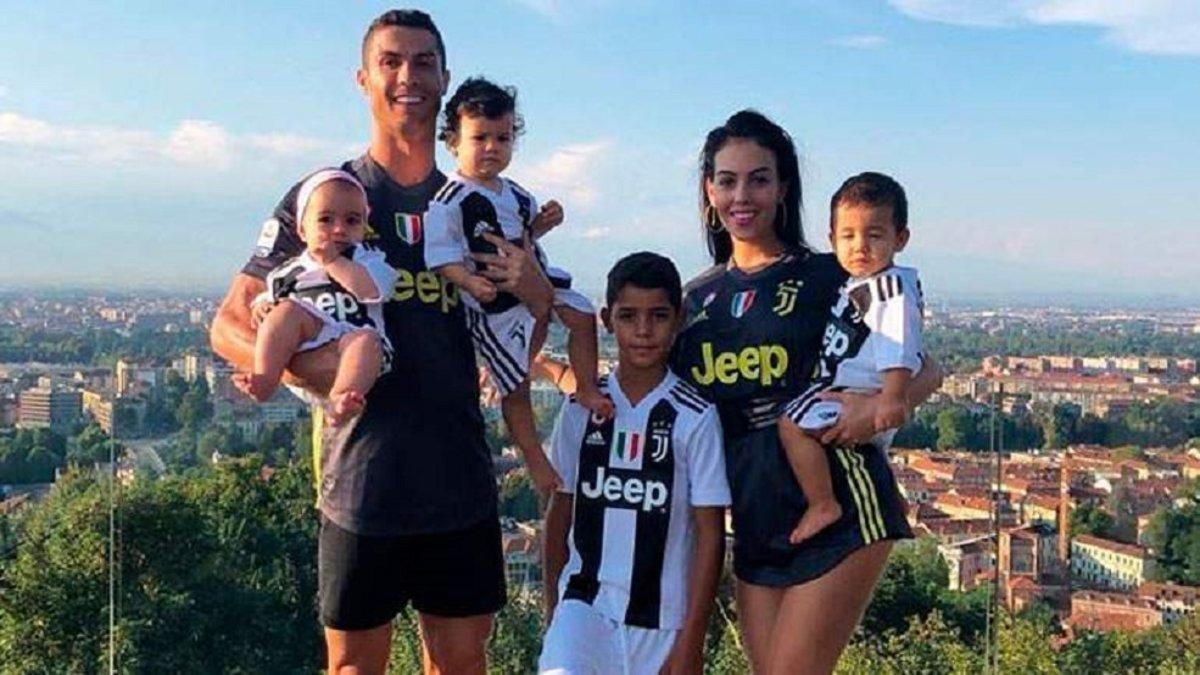 Cristiano Ronaldo publica una tierna imagen con su 'adorable' familia