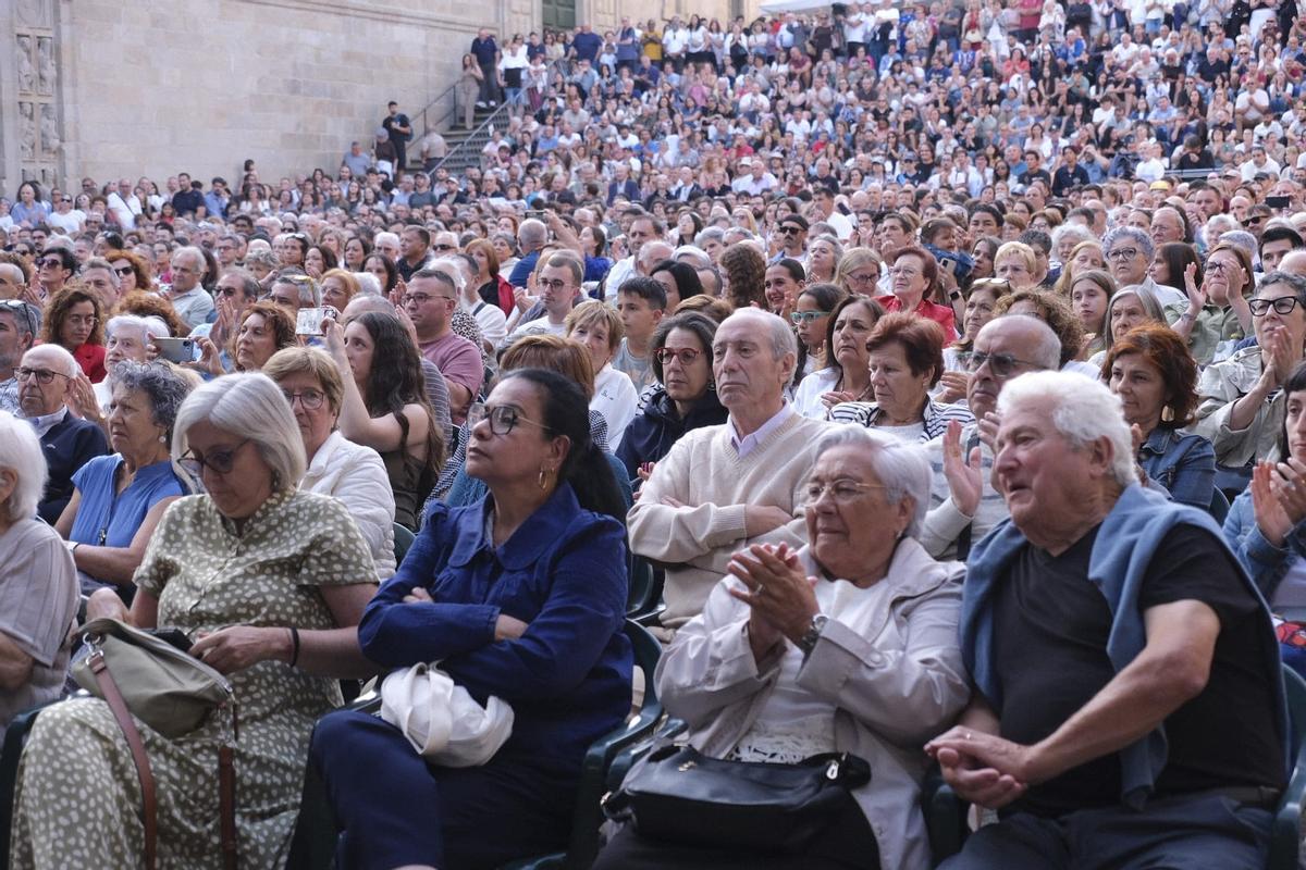 Público durante as Xornadas de Folclore Galego na Praza da Quintana.