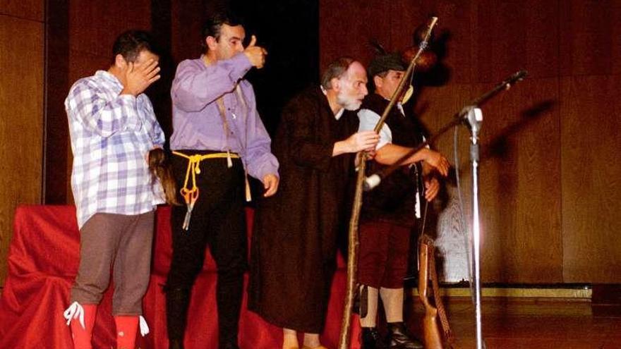 Elenco de actores del desaparecido grupo de teatro del CRACC en una obra representada a principios de los 70 y en el año 2008.