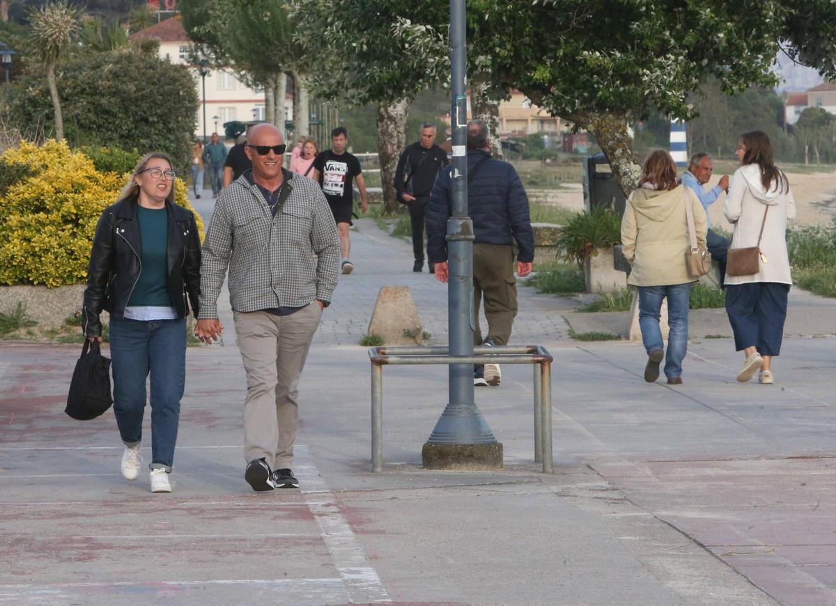 Personas caminando por el paseo de Rodeira, en Cangas.