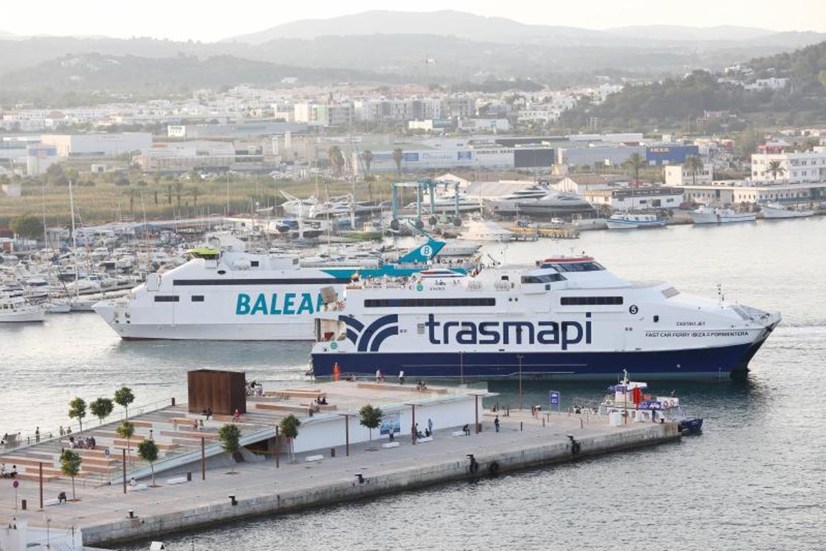Dos barcos en el interior del puerto de Ibiza.