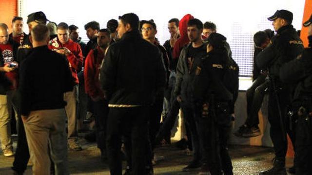 La policía con los hinchas desalojados la pasada semana.
